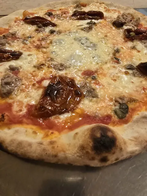 Pizza Casinò con tonno, capperi, pomodori secchi e provola fusa