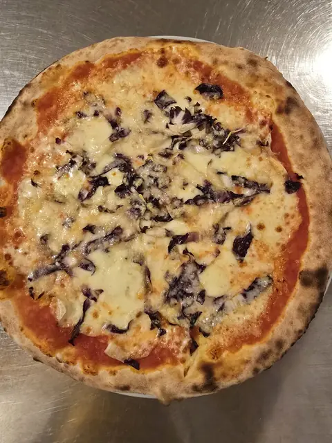 Pizza Frico e radicchio con formaggi fusi e radicchio