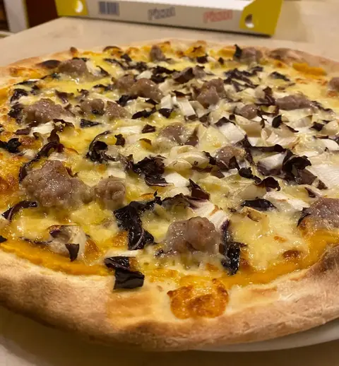 Pizza Halloween con crema di zucca, salsiccia e radicchio