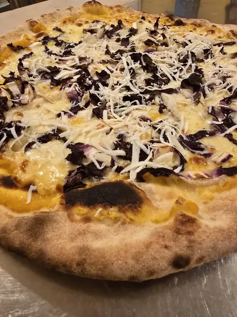 Pizza Toscana con crema di zucca, radicchio e ricotta affumicata grattugiata